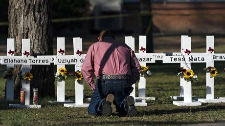 Padre de una niña que murió en el tiroteo ocurrido en 2018 en una escuela secundaria de Parkland (Florida, EE.UU.) se dirigió este miércoles a los legisladores y líderes comunitarios pidiendo q mejoren la seguridad en los centros educativos
#SOSEEUU 
#BidenIsAFailure 
<a href="/YHdezU/">Yusdel Hernández 💪🇨🇺</a>