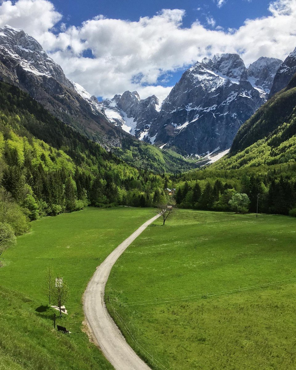 Surrounded by fifteen 2000-m peaks, this picturesque Alpine valley Loška Koritnica is also called a valley of a hundred waterfalls. It got its name after many gorges (Slo. Korito) that the Koritnica river made on its way to the Soča river. Intrigued to visit it? 📸 @darjovolaric
