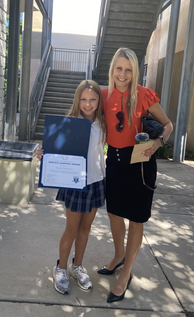ksvecsimmons's tweet photo. Volunteering is hugely important to me.  So proud of this girl for getting the service award for her grade.  #volunteer @austintrinity #community https://t.co/Bglq5I0oOk