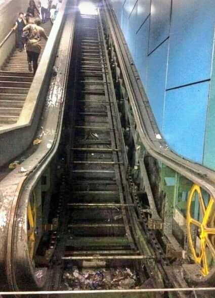 corolgonzalez's tweet photo. @AlcaldiaBaruta @AlcaldiaMCR @NicolasMaduro Ese es el Cambio de Caracas Basura en todos lados y las instalaciones del metro en descuido y desidia como se llama eso presidente ! https://t.co/Po1e3D77P7