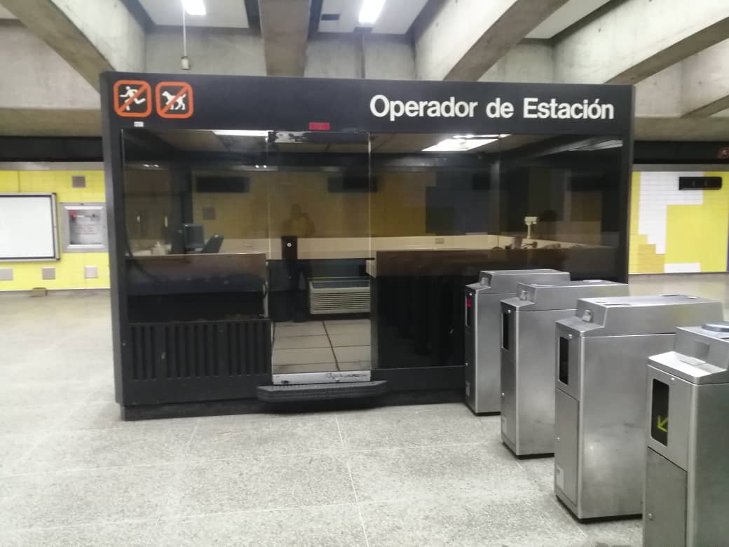 corolgonzalez's tweet photo. @AlcaldiaBaruta @AlcaldiaMCR @NicolasMaduro Ese es el Cambio de Caracas Basura en todos lados y las instalaciones del metro en descuido y desidia como se llama eso presidente ! https://t.co/Po1e3D77P7