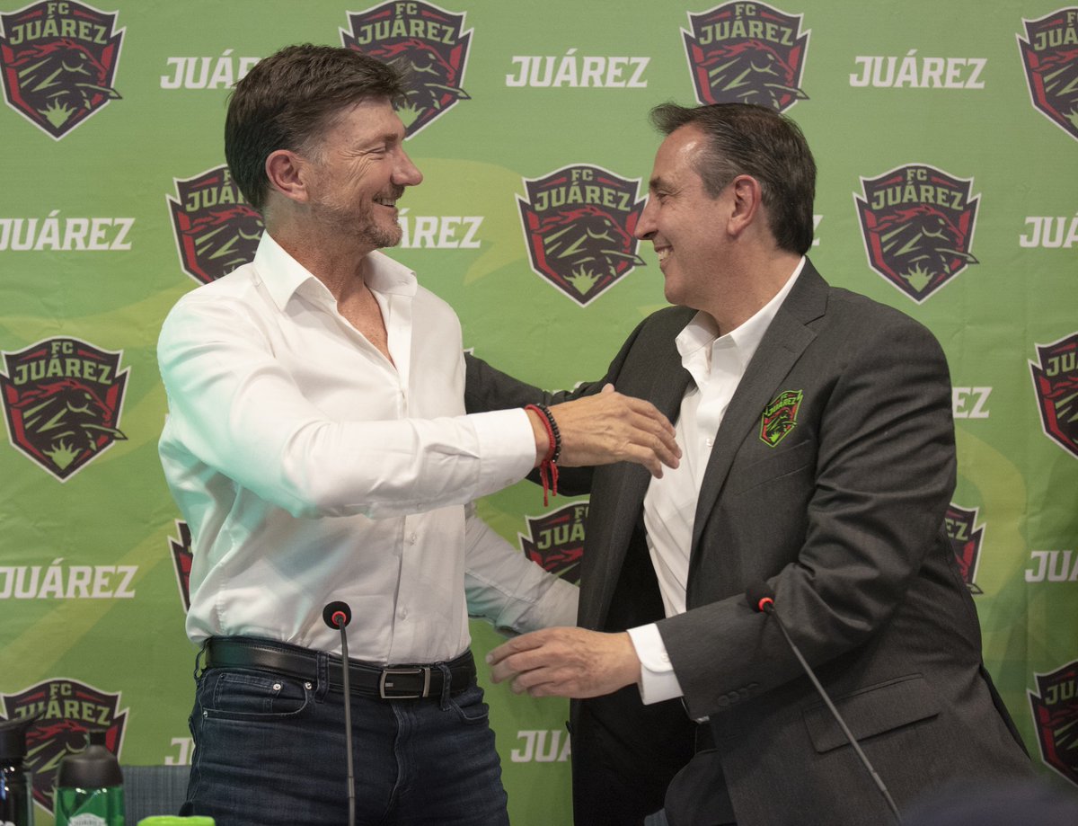 fcjuarezoficial's tweet photo. ¿Cómo lo recibió Juárez, profe @hcristante? 🤭💚

#JuárezEsBravo https://t.co/m2VpegZZHq