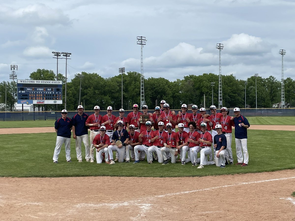 Bomber_baseKHS's tweet photo. Kenston takes the district title with a 4-1 W over South!  #districtchamps https://t.co/7AjTEKVqOF