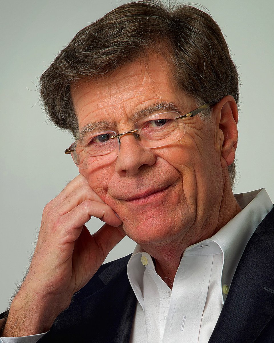 Photo studio Spotlight! 📷✨

@steeleheroesmedia booked out the studio to host another stunning session with our very own, Duke! If you are interested in his work, head over to his website to book a member session! 

#coworking #photostudio #pasadena #headshotphotographer