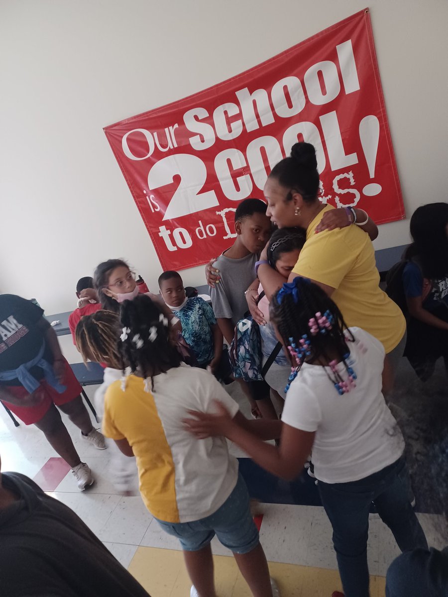 Kinderglott's tweet photo. Saying good bye to elementary can get emotional #LRENoFinishLine @LRELonghorns https://t.co/uPGGnUwsBu
