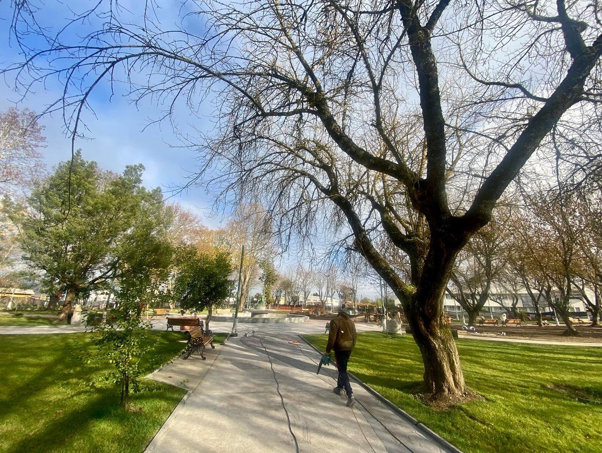 minvubiobio's tweet photo. Un 80% de avance presentan las obras de la Plaza de #Talcamávida en #Hualqui, hasta donde llegó la seremi @ClaudiaToledoA1 junto al alcalde Jorge Contanzo, para conocer los detalles que rememorarán la historia del lugar. https://t.co/oKf6AioOtX