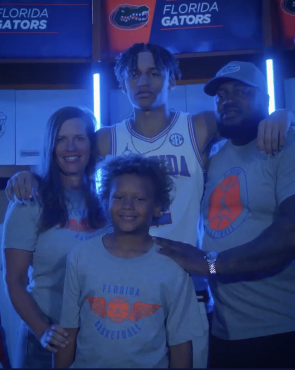 MalikG's tweet photo. @GatorsMBK @RileyKugel Pretty awesome to see @RileyKugel and his entire family representing for @GatorsMBK before he comes to Gainesville!
#RightOverLeft https://t.co/8VkeJFjTrE