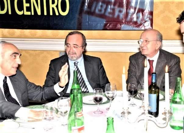 dimaggiofra's tweet photo. “La politica è tale se prefigura il nuovo, non esiste politica che non prefiguri il nuovo”.
Addio al Presidente Ciriaco De Mita, uomo delle istituzioni, tra i simboli di una classe politica che ha fatto crescere l’Italia. #CiriacoDeMita #RIP #primarepubblica #democraziacristiana https://t.co/DRCeKShTW1