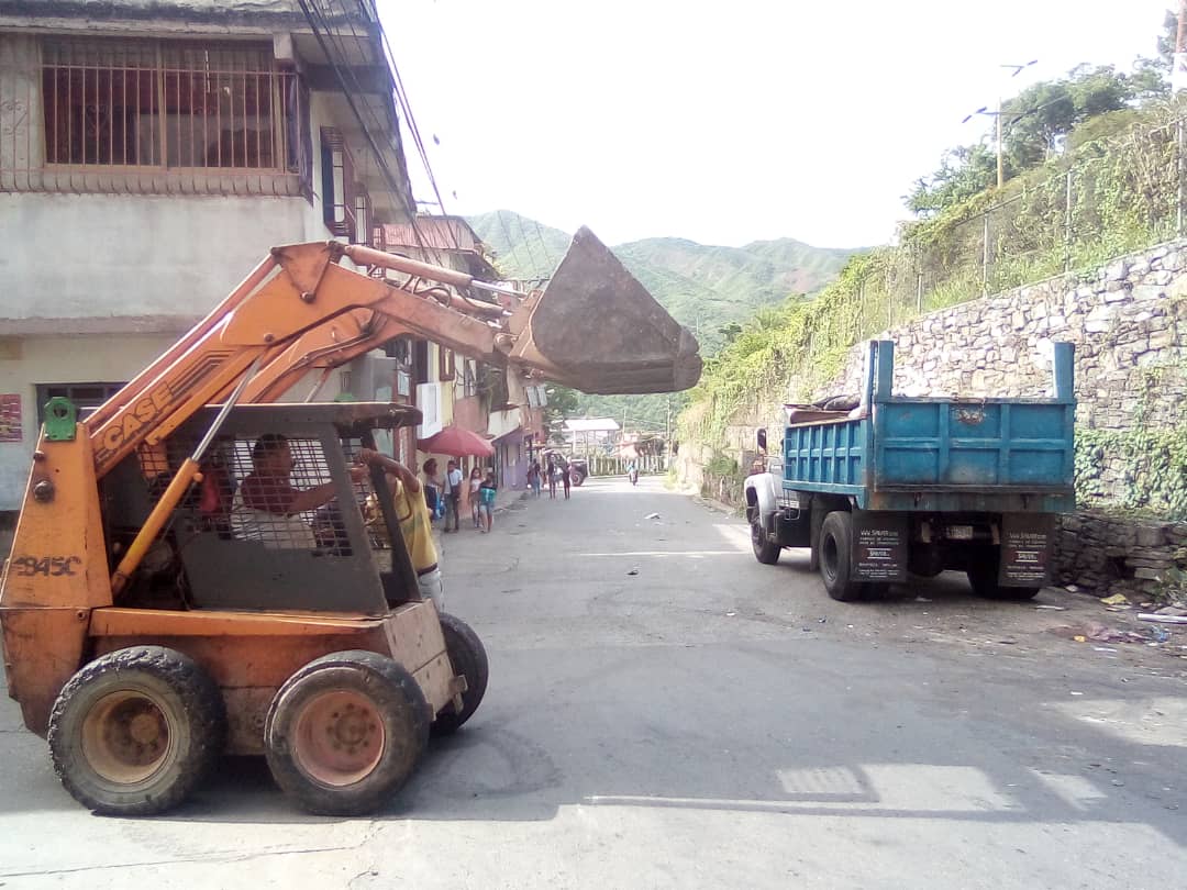 #SupraCcs Como respuesta a la solicitud realizada por <a href="/ralopezh/">Robert Lopez</a> nuestras cuadrillas acudieron a la recolección en la calle principal de García Carballo UP3 Caricuao
Todos los reportes y solicitudes recibidos a través de las redes sociales de <a href="/Supra_Ccs/">Supra Caracas</a> son atendidos a la brevedad