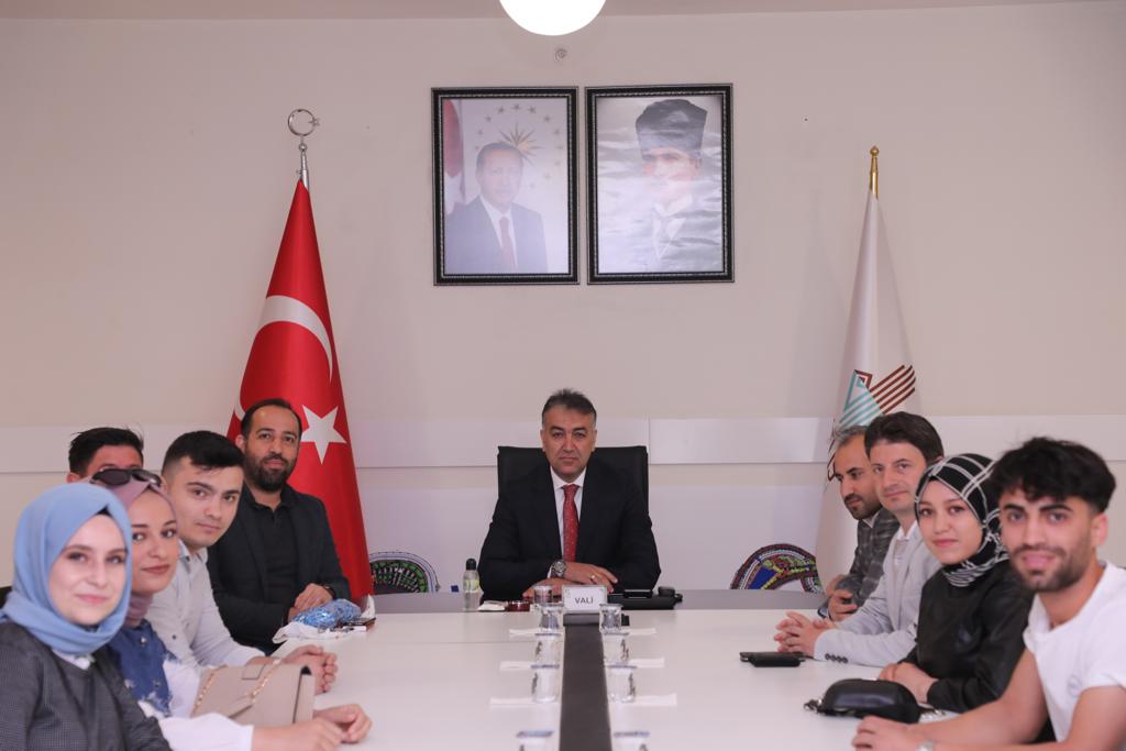 Bitlis Eren Üniversitesi Sosyoloji Kulübü öğrencileri ve bölüm öğretim üyelerinden Sosyoloji Bölüm Başkanı Doç. Dr. Celal İnce, Doç. Dr. Adem Palabıyık ve Arş. Gör. Ümit Buğrahan Özcan, Vali Oktay Çağatay’ı makamında ziyaret etti.