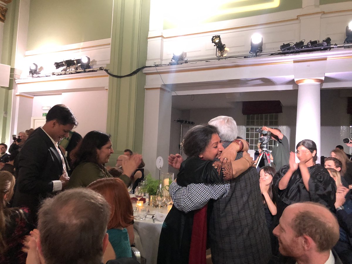 The moment of joy. Huge congratulations to Geetanjali Shree, translator @shreedaisy and @TiltedAxisPress on winning the #2022InternationalBooker Prize for Tomb of Sand @TheBookerPrizes