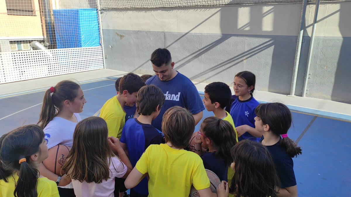 AfaMdc's tweet photo. Segona tarda de berenar per a celebrar la Cloenda d’extraescolars, gràcies nois i noies del Futbol i Basquet per defensar amb orgull la samarreta del @escolamdcprat ! https://t.co/nAhXN8UXAS