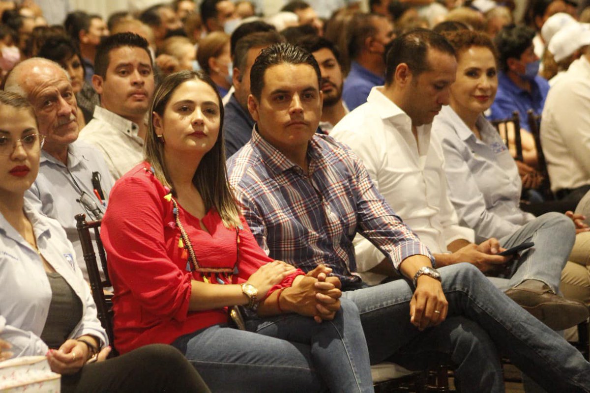 tonomorales_7's tweet photo. A veces en la calle, a veces en los cruceros, otras más en los grandes eventos pero siempre de la mano de @MaruOrrante  
Esta sin lugar a dudas es la parte más bonita de la campaña
Hoy más que nunca!! Vamos Durango con Todo!!
@josejoseantonio  Presidente 
@EVillegasV  Gobernador https://t.co/1xURUDelMN