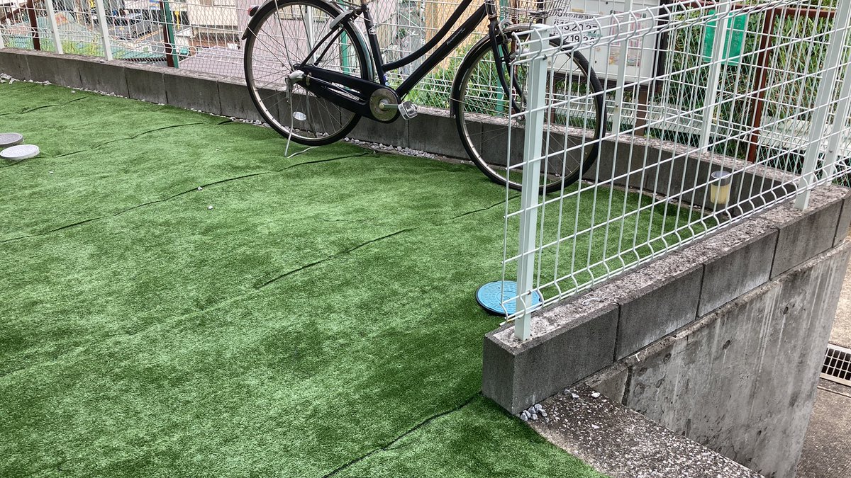 benriya_7emon's tweet photo. 昨日は、横須賀市内のアパートで人工芝の貼り付けを行いました。 https://t.co/B37I4DJaGf