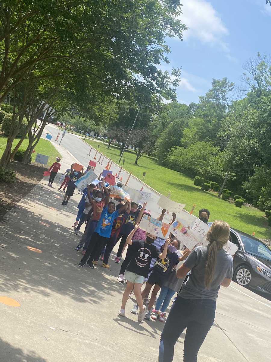 ApWhitaker's tweet photo. @HopeValleyDPS EOG Parade! Cheering on our 3-5 students who begin testing next week! Thanks @Kim__Petersen you did an amazing job putting the parade together!@pmubenga @drstacydstewart @hannaeducates https://t.co/6A9FfRGnbK
