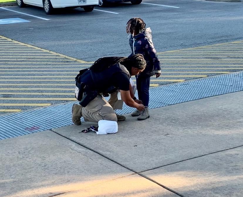 Officer Oliver showing us all how it’s done. Other duties as assigned…🤩

#BNPD #KidsFirst #SROLife  #BentonProud