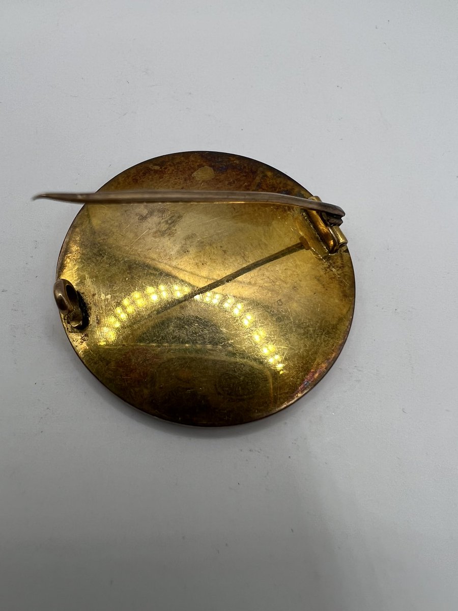 BritGems's tweet photo. Becoming increasingly fascinated by this gorgeous doggo⦠handpainted on mother of Pearl and set into gold which tests as 9ct gold. #favouritefinds #antiquejewellery #dogsoftwitter https://t.co/PEsuwKMaob