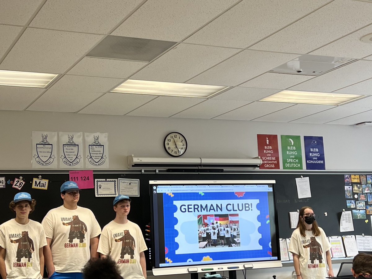 JSkonier's tweet photo. Wunderbare visit to the middle school German classes with the HS German club! Big DANKE to @FrauHudak for letting us come down! @UpperMerionSD #deutschverein https://t.co/R4vsb097Xu