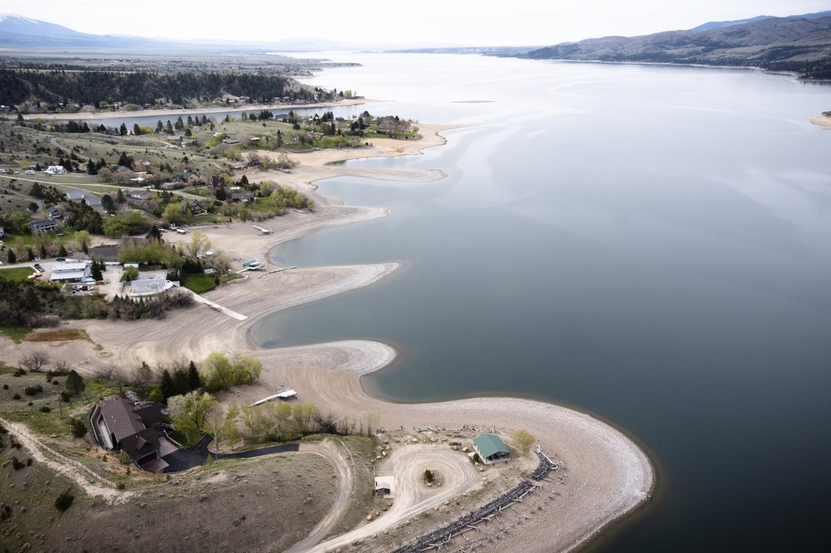 thom_g_bridge's tweet photo. The water level at Canyon Ferry is 18 feet below the top of normal full pool and April inflows were the lowest on record, since 1961, @usbr officials say. The reservoir is not expected to fill to full pool this summer and could be 4-10 feet from full in late June. #mtnews #mtwx https://t.co/hVfXaZeojb