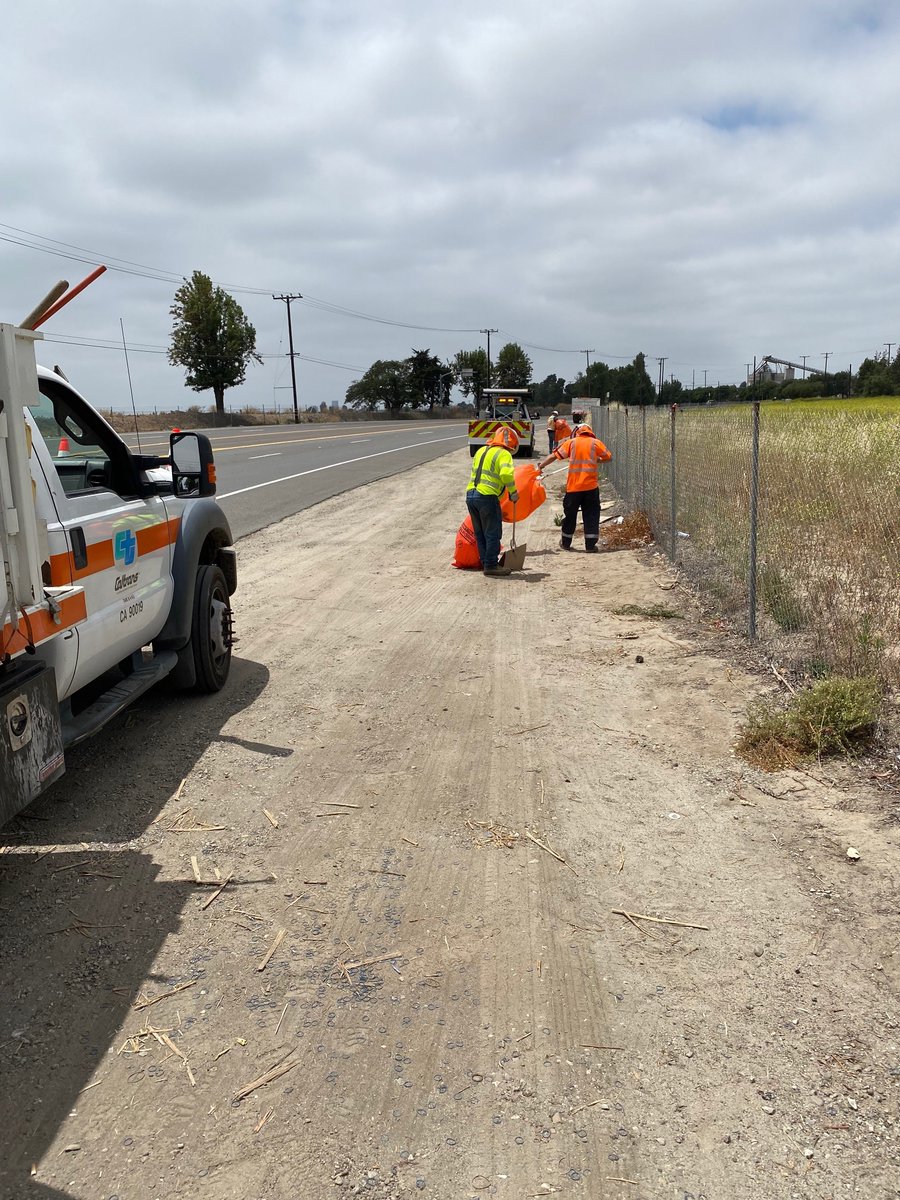 CaltransDist7's tweet photo. Our crews have been hard at work today for #AnnualLitterPickupDay! Please help us #KeepCAClean by disposing of your litter in a trash receptacle :) 🌎#CleanCA #CleanWater https://t.co/mvACwJRu1M