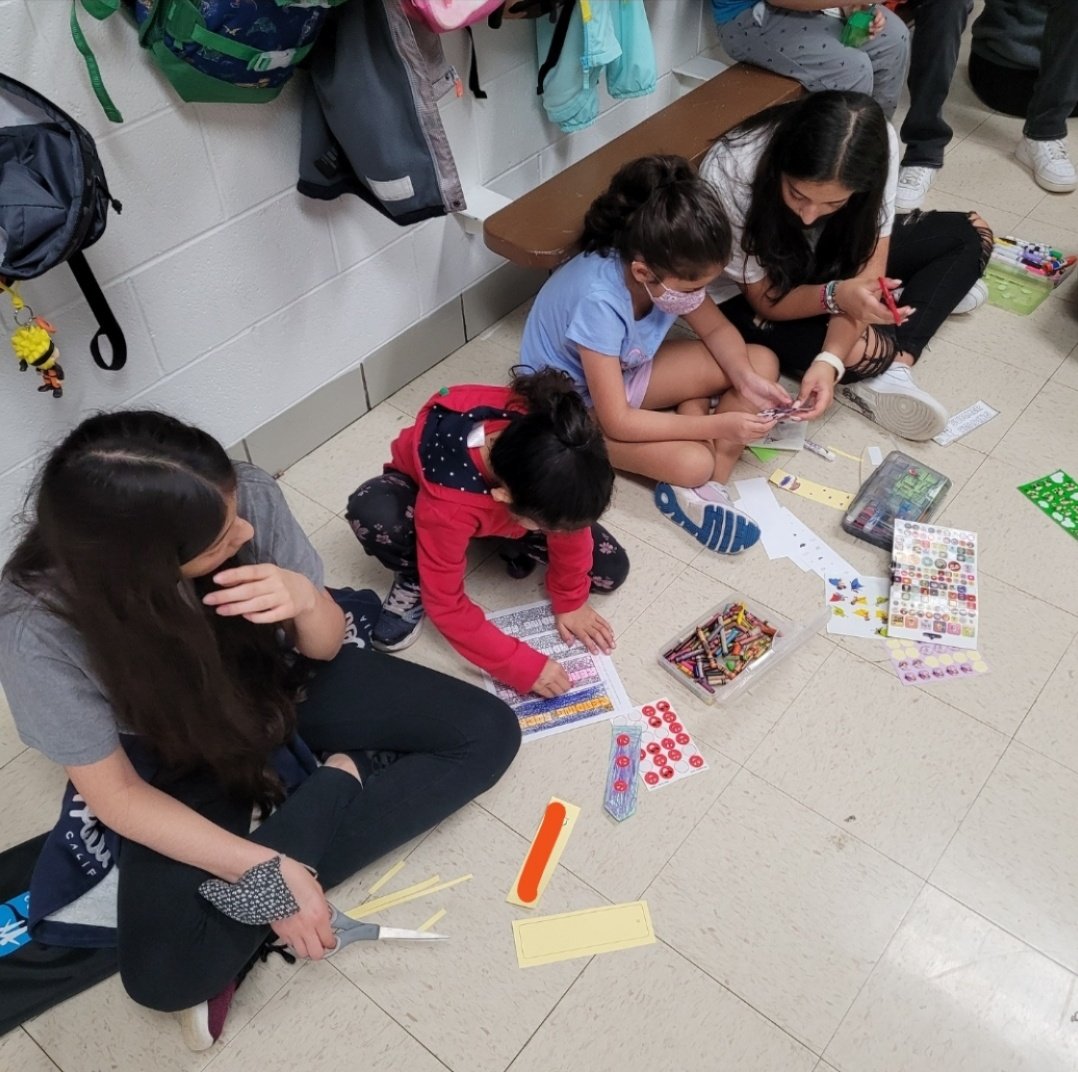 Final day of tutoring for the 8th grade @latinosinacti0n at Gary @WeGoD33 📚! To end our final day, the students worked on making fun bookmarks with their LIA reading buddies #leadersinourcommunity #FamiLIA #igniteLMS⚡️