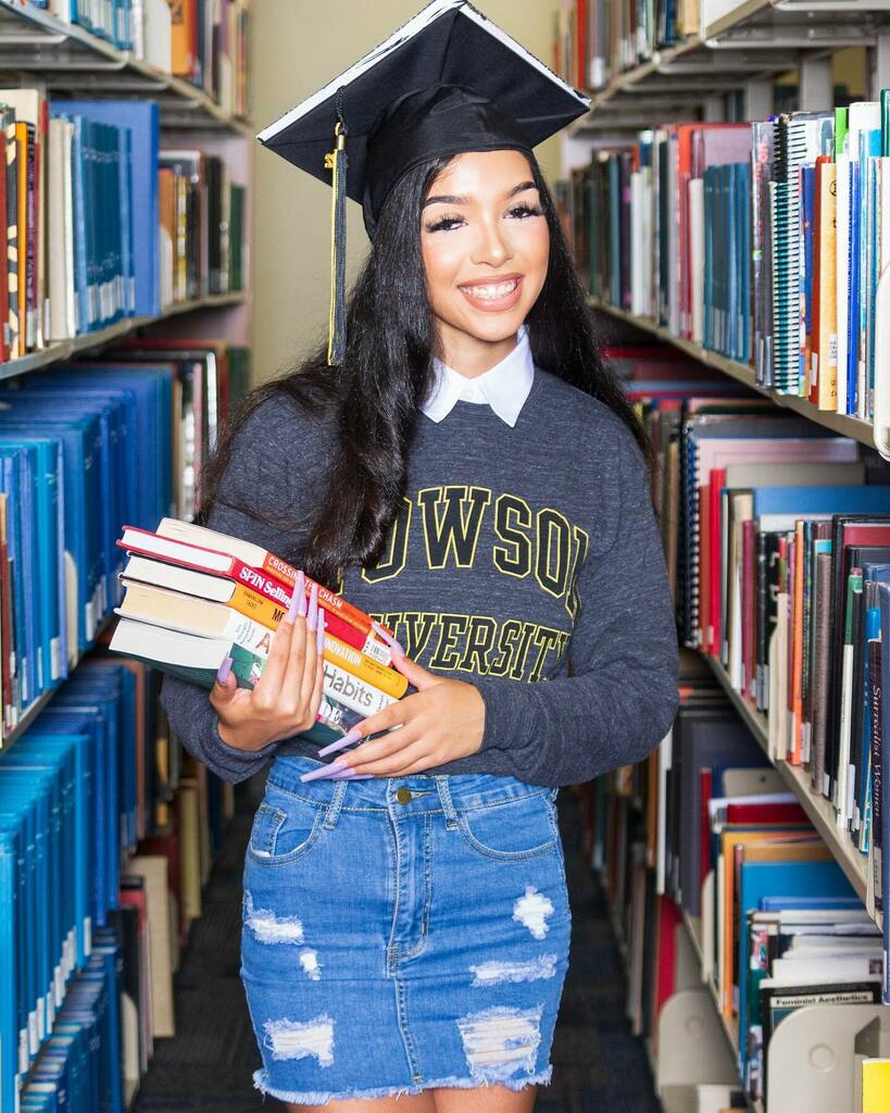 ninimvisuals's tweet photo. You Did It🥹👏🏾
Graduate👩🏽‍🎓: @xoyelle 
Photographer &amp; Retoucher: @ninimichellevisuals 

#gradpics #gradpics2022 #towsonuniversity #towsongrad https://t.co/HjjTBqGs7k https://t.co/6mAAhLhkdl