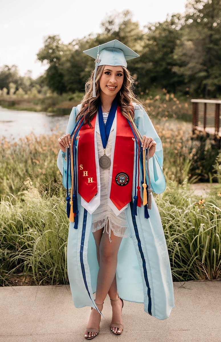 rodzgalileaa's tweet photo. First-Generation Latina Valedictorian ‘22 🎓 
@SamRayburn_HS @SRHS_2022 @RayburnECHS https://t.co/hsJjN2yAkU