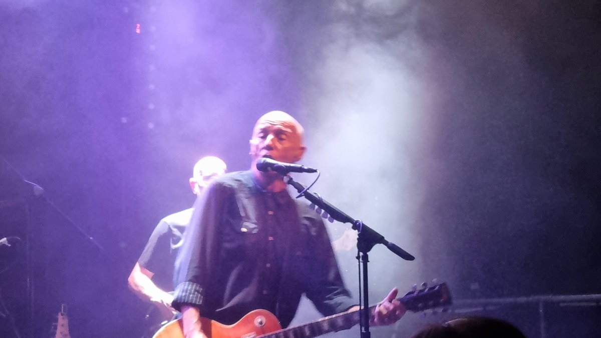 HardlyEverWron1's tweet image. This means nothing to me. #midgeure #buttonfactory #vienna