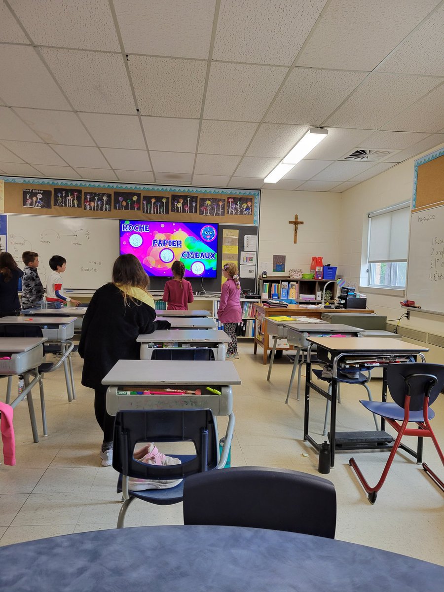 Mme_KReid's tweet photo. Who doesn't love French?! (Notes like this always make me so happy!) Today students practiced mini skits about being at the movies and took a brain break with Madame Mindset! @RccdsbFSL https://t.co/HhUkgkqVg1