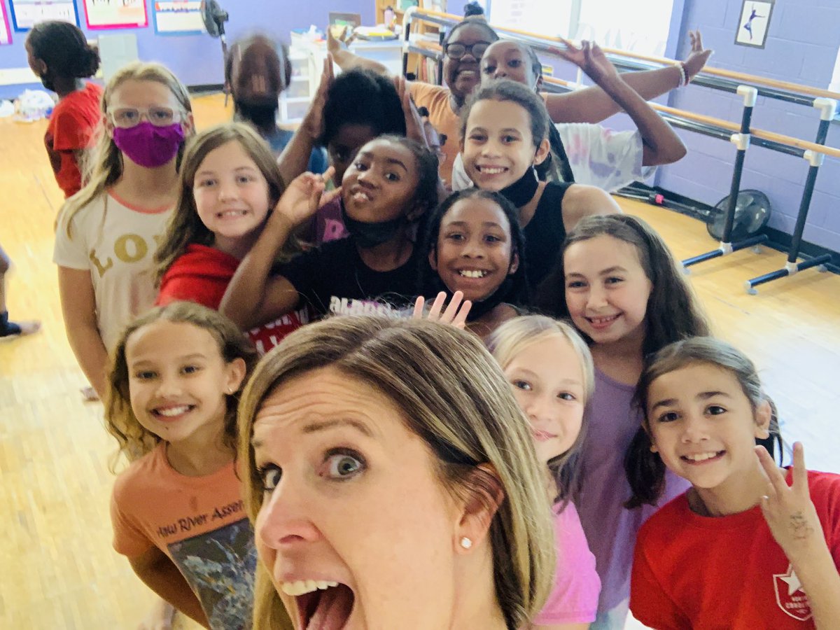 christi_seneri's tweet photo. Happy last day of electives to my sweet dance ensemble! Every time you hear “Ain’t no mountain” or “All I want for Christmas is you”, I hope you dance along! ❤️💃🏻 @HunterPrincipal #hunterdance https://t.co/cyLnQdIo1k