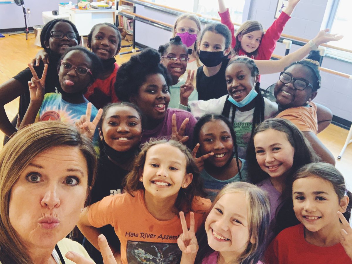 christi_seneri's tweet photo. Happy last day of electives to my sweet dance ensemble! Every time you hear “Ain’t no mountain” or “All I want for Christmas is you”, I hope you dance along! ❤️💃🏻 @HunterPrincipal #hunterdance https://t.co/cyLnQdIo1k