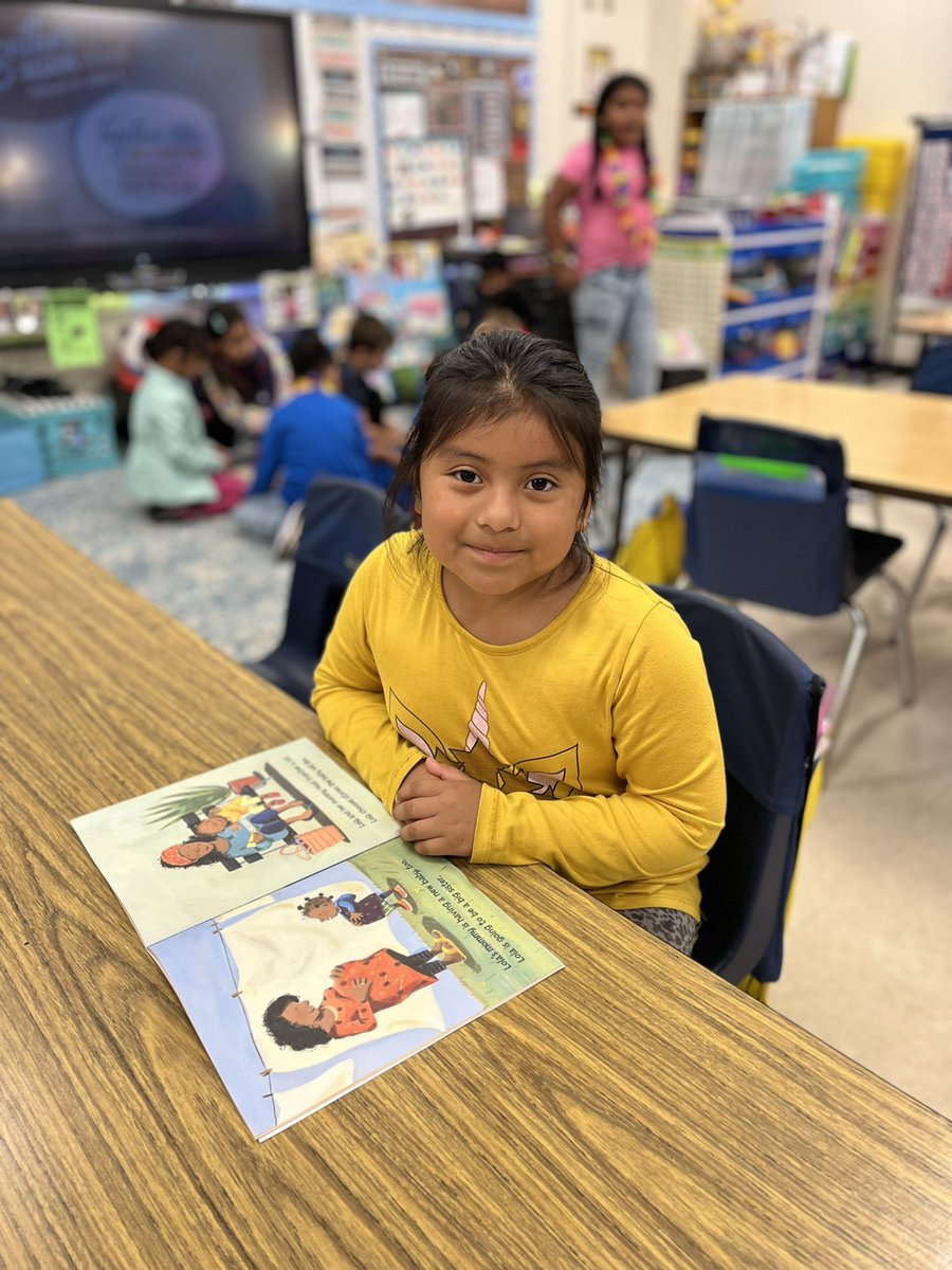 SoaringInFirst's tweet photo. Today was o-fish-ally fin-tastic. We “shore” love our new books from @PEPGreenville 🐠 🏖 One kiddo wanted to spend indoor recess reading one of her new books! https://t.co/B3498r5HC5