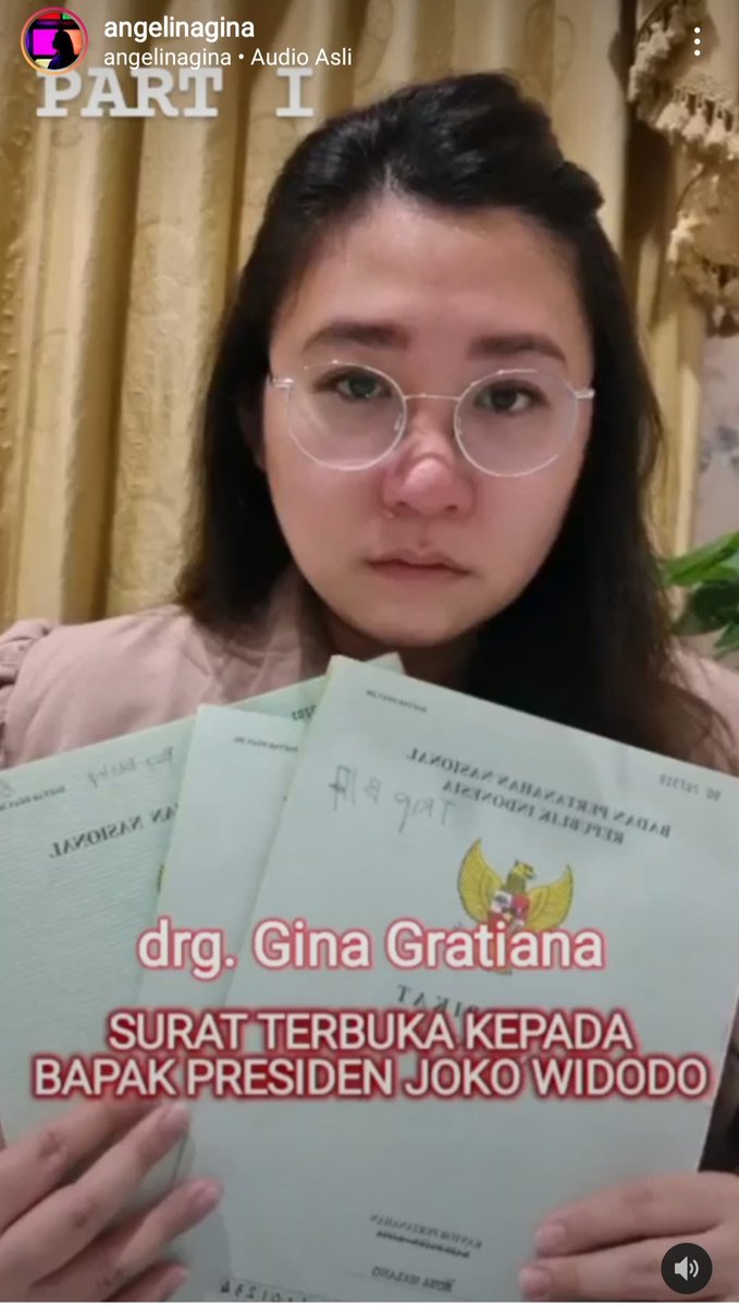 EkaPangulimaraH's tweet photo. 1. Masih ingat video viral drg Gina @ginagratiana, tunjukkan sertifikat milik mereka, karna dilelang PN Malang Pak @mohmahfudmd @PolhukamRI 15/12 2021. Sertifikat di tangan. Bukan barang jaminan. Dan mau dieksekusi pengosongan. #berantasmafiatanah Pak @GeneralMoeldoko @KSPgoid https://t.co/r9EfVcJQrx