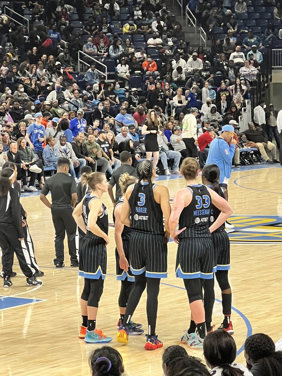 rtoy7_'s tweet photo. The last time I watched @Candace_Parker play, she won her 2nd championship. 

It was only right to go back &amp; watch her get that 2nd ring! 💍🤩 

Also.. I FINALLY got the picture I’ve been wanting for SO long. 

Such a fun &amp; unforgettable night 😌 https://t.co/SegXrHZcVH
