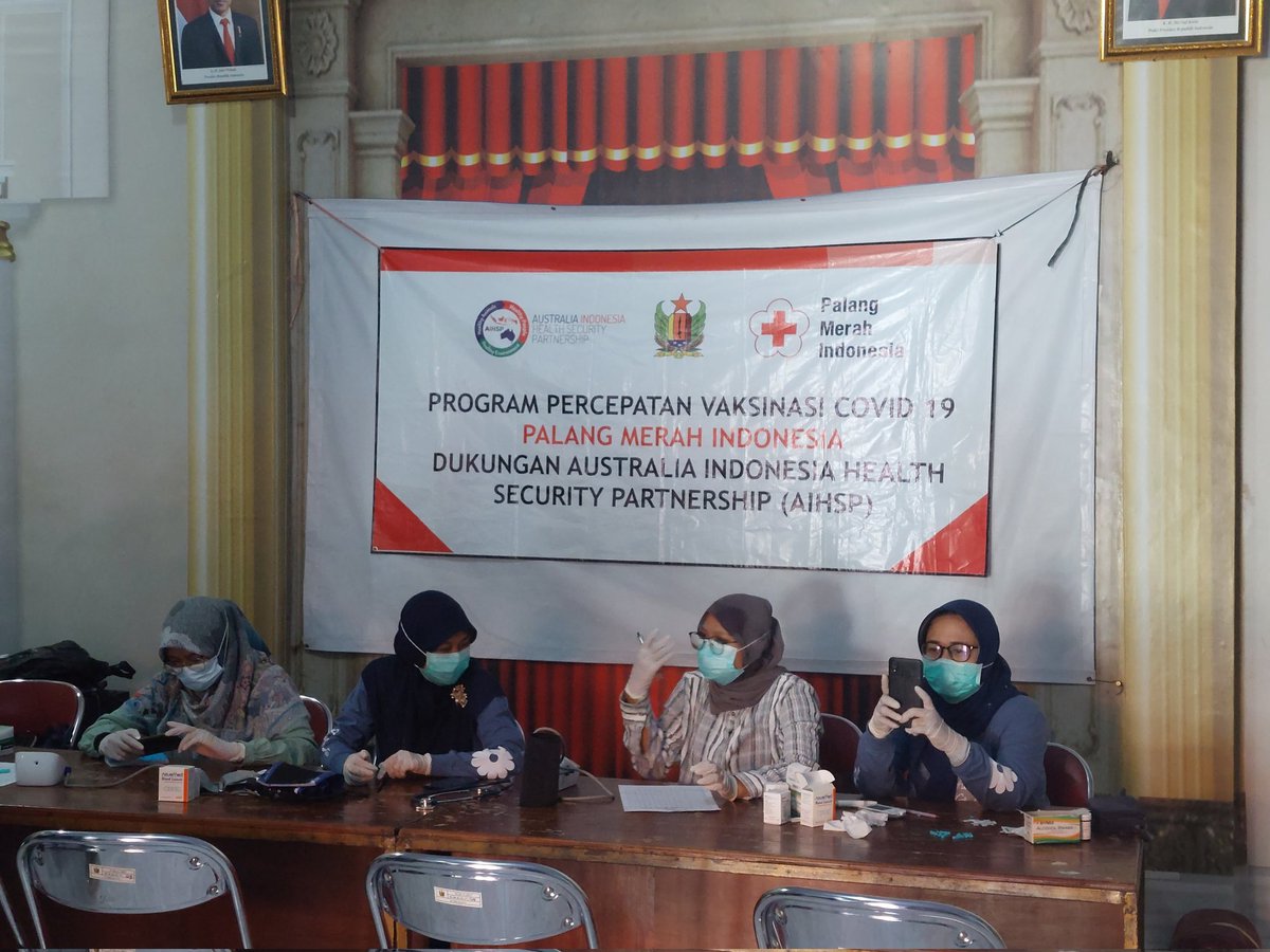PMIKabpkl's tweet photo. Program percepatan vaksinasi covid 19 PMI dukungan Australia Indonesia security partnership @palangmerah @aihsp @australia https://t.co/ORCDbu2YDH