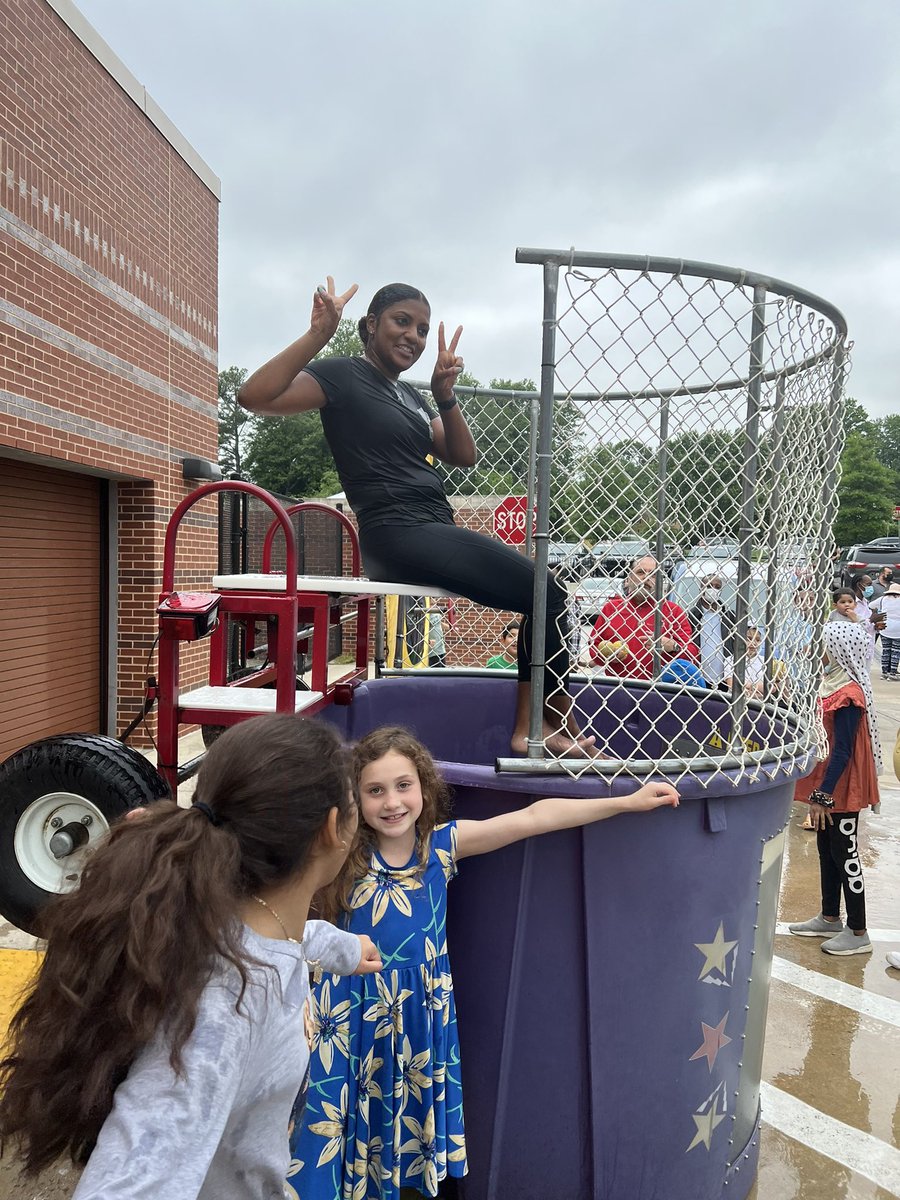 DreamStrathmore's tweet photo. Kudos @BPSPTA  on organizing a phenomenal block party!  From face painting to raffles and popcorn-- fun for all. Students loved the Dunk Tank-- thank you Mrs. Rosso, Mr. Martin, and Mr. Mason for being great sports! #twoschoolsonecommunity https://t.co/2k14RdqtWn