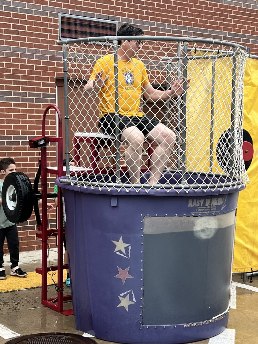 DreamStrathmore's tweet photo. Kudos @BPSPTA  on organizing a phenomenal block party!  From face painting to raffles and popcorn-- fun for all. Students loved the Dunk Tank-- thank you Mrs. Rosso, Mr. Martin, and Mr. Mason for being great sports! #twoschoolsonecommunity https://t.co/2k14RdqtWn