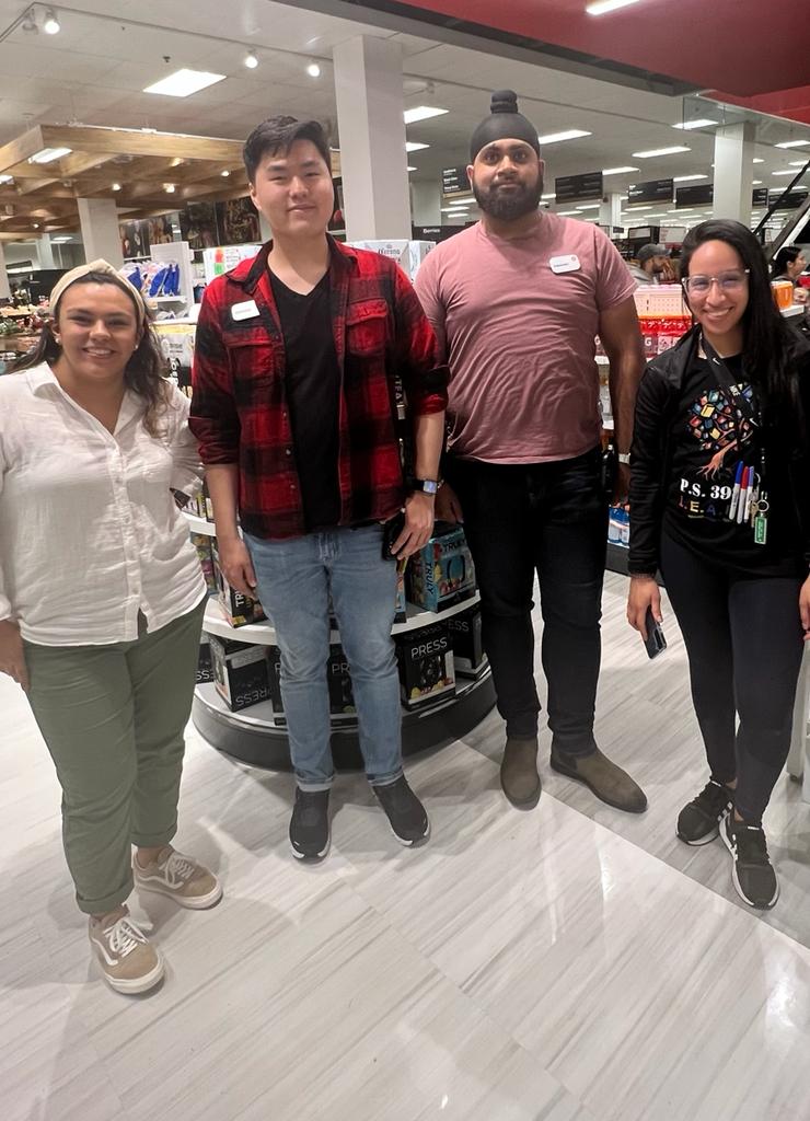 HUGE thank you to these generous managers at the Target on Queens Blvd, for donating 300 bags for our students. Perfect for our NYC Kids Rise Event tomorrow! Students will practice using a budget plan to save and spend money🎉🙏 @30Q398 <a href="/nycdistrict30/">District 30</a> <a href="/NYCKidsRISE/">NYC Kids RISE</a> <a href="/Target/">Target</a>