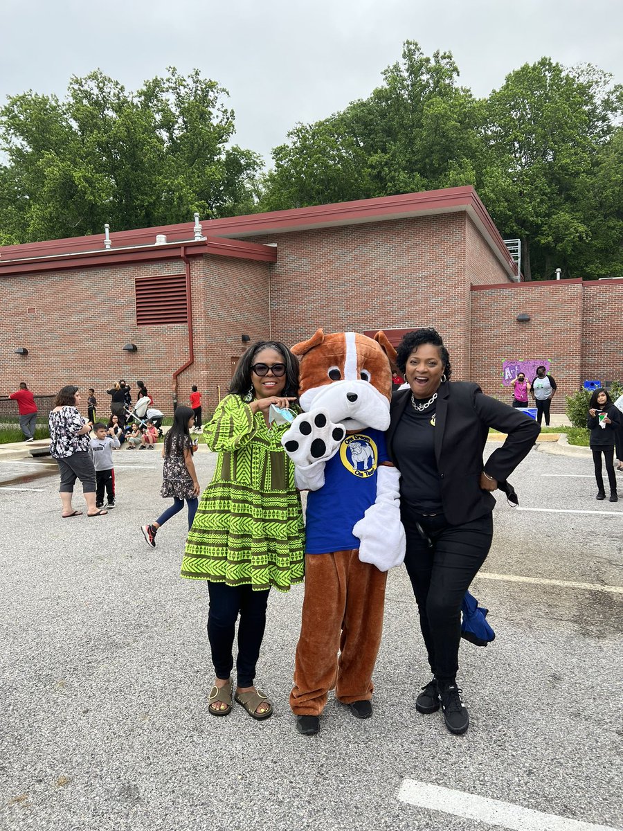 DreamStrathmore's tweet photo. No Block Party is complete with our favorite mascot -- Buddy! #dreambigworkhard https://t.co/Bc9vuEgJkn