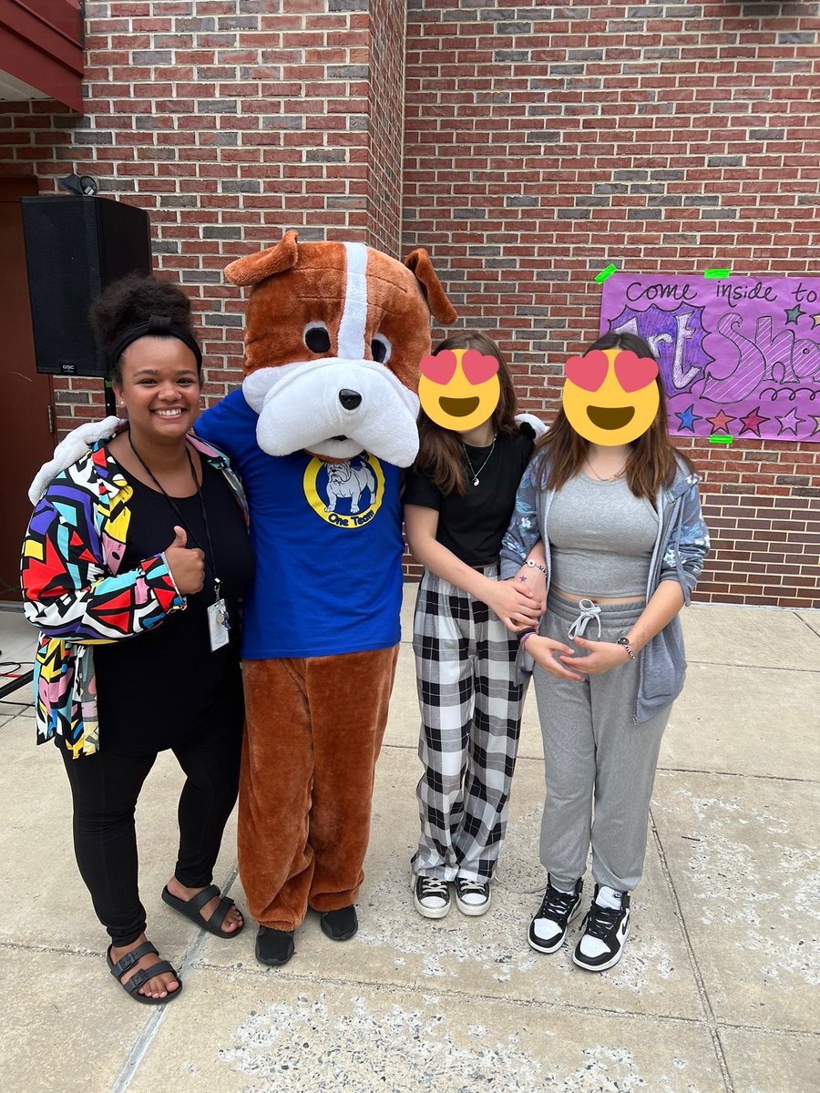 DreamStrathmore's tweet photo. No Block Party is complete with our favorite mascot -- Buddy! #dreambigworkhard https://t.co/Bc9vuEgJkn