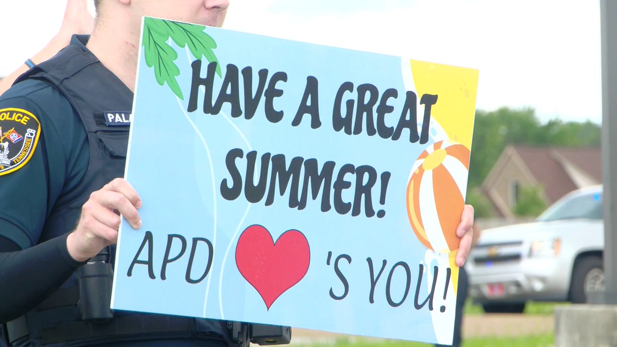 WMCActionNews5's tweet photo. Atoka police officers gave the young kids at Atoka Elementary a special summer send-off on their last day of school.
https://t.co/2H1ZVNQ6SX https://t.co/nqL44GaJMH