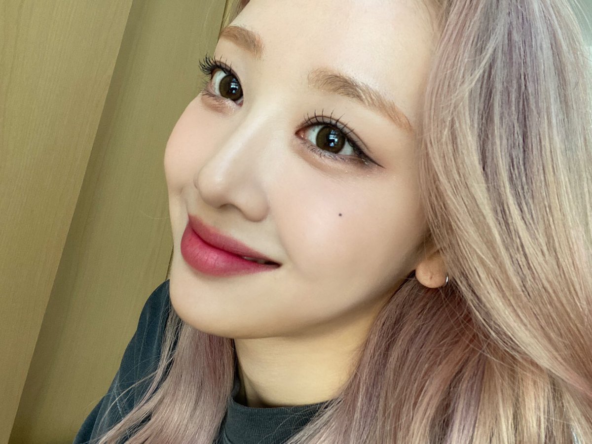 LoonaThe_Yves's tweet photo. GAZE UPON LOONA
#POSE_FOR_LOONA 
#이달소_열두시_POSE_많관부 
@loonatheworld https://t.co/7VeSfzki3B