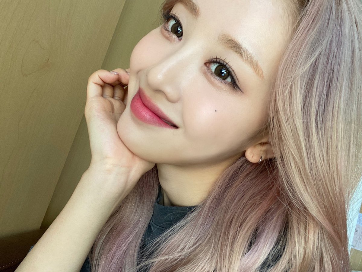 LoonaThe_Yves's tweet photo. GAZE UPON LOONA
#POSE_FOR_LOONA 
#이달소_열두시_POSE_많관부 
@loonatheworld https://t.co/7VeSfzki3B