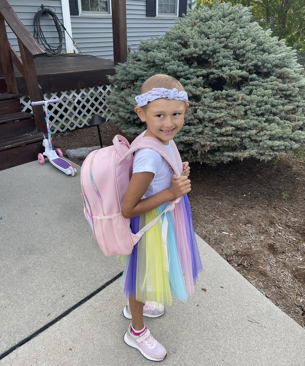 ladyrdskin34's tweet photo. From first to last day of kindergarten—Gained back her weight from her treatments, grew 2 1/2”, hair coming back. Last August we were scared and unsure; today we are strong and fearless. #teamshoni #leukemiawho #imnotscared #Godsgotthis https://t.co/LlCFFWtXKg