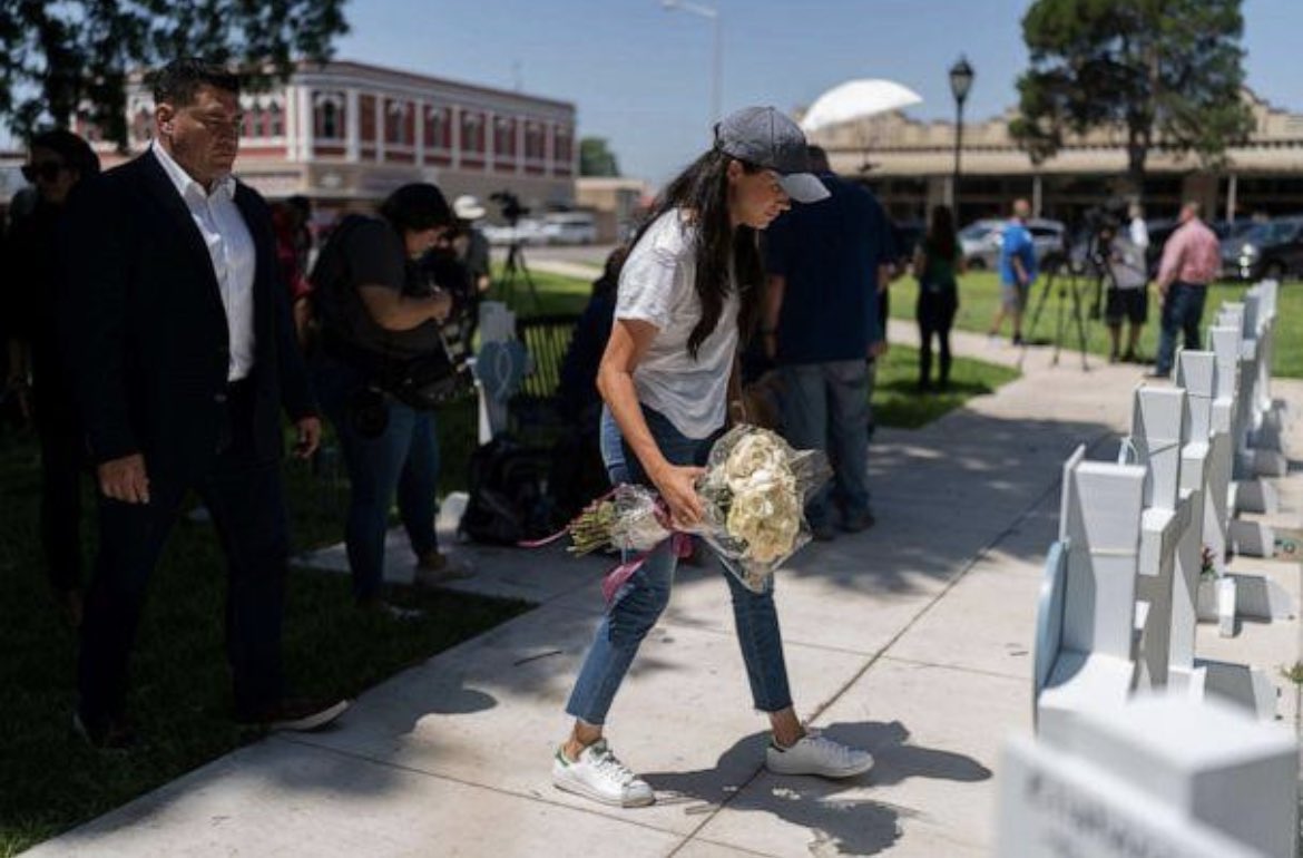 SholaMos1's tweet photo. Duchess Meghan Markle ISN’T AFRAID to follow her heart for #Uvalde victims &amp; they hate her for it. The haters don’t want to see her do anything good but she refuses to oblige. Good.

When Duchess Kate laid flowers at Sarah Everard vigil she wasn’t vilified  or accused of PR stunt https://t.co/LW9Cx3dLc5