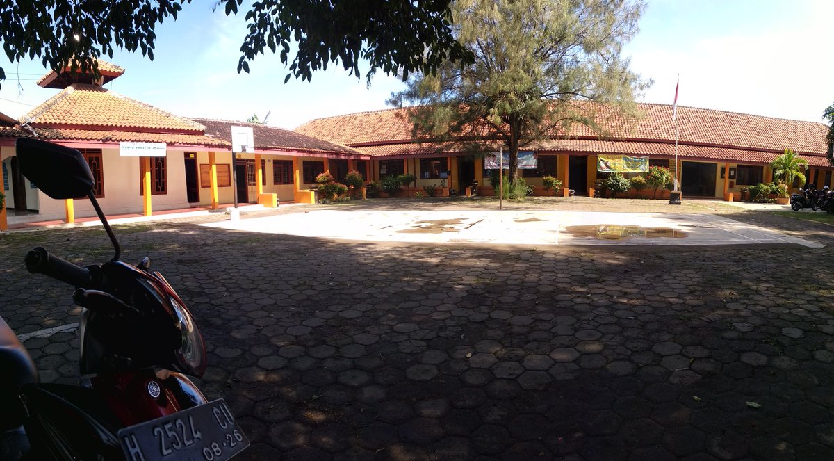 Fatur_raw's tweet photo. Pertama jemput anak sekolah.. yg sekrg udah kelas 2 SD bntr lagi naek kelas 3. https://t.co/nI7QsYUUbL