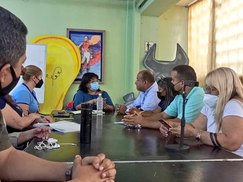 BONALDER's tweet photo. #26May Visita Viceministra de Educ Media @_NancyOrtuno_ y Autoridad Única @leoalvacabrera a ETI Mariano Fernández Fortique, en el marco de orientar a las Esc Téc en avances productivos de las UPETAI del estado #Aragua 
@NicolasMaduro 
@_LaAvanzadora https://t.co/RGHUr6985H