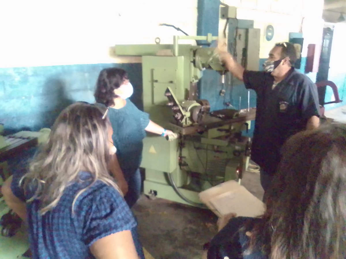 BONALDER's tweet photo. #26May Visita Viceministra de Educ Media @_NancyOrtuno_ y Autoridad Única @leoalvacabrera a ETI Mariano Fernández Fortique, en el marco de orientar a las Esc Téc en avances productivos de las UPETAI del estado #Aragua 
@NicolasMaduro 
@_LaAvanzadora https://t.co/RGHUr6985H