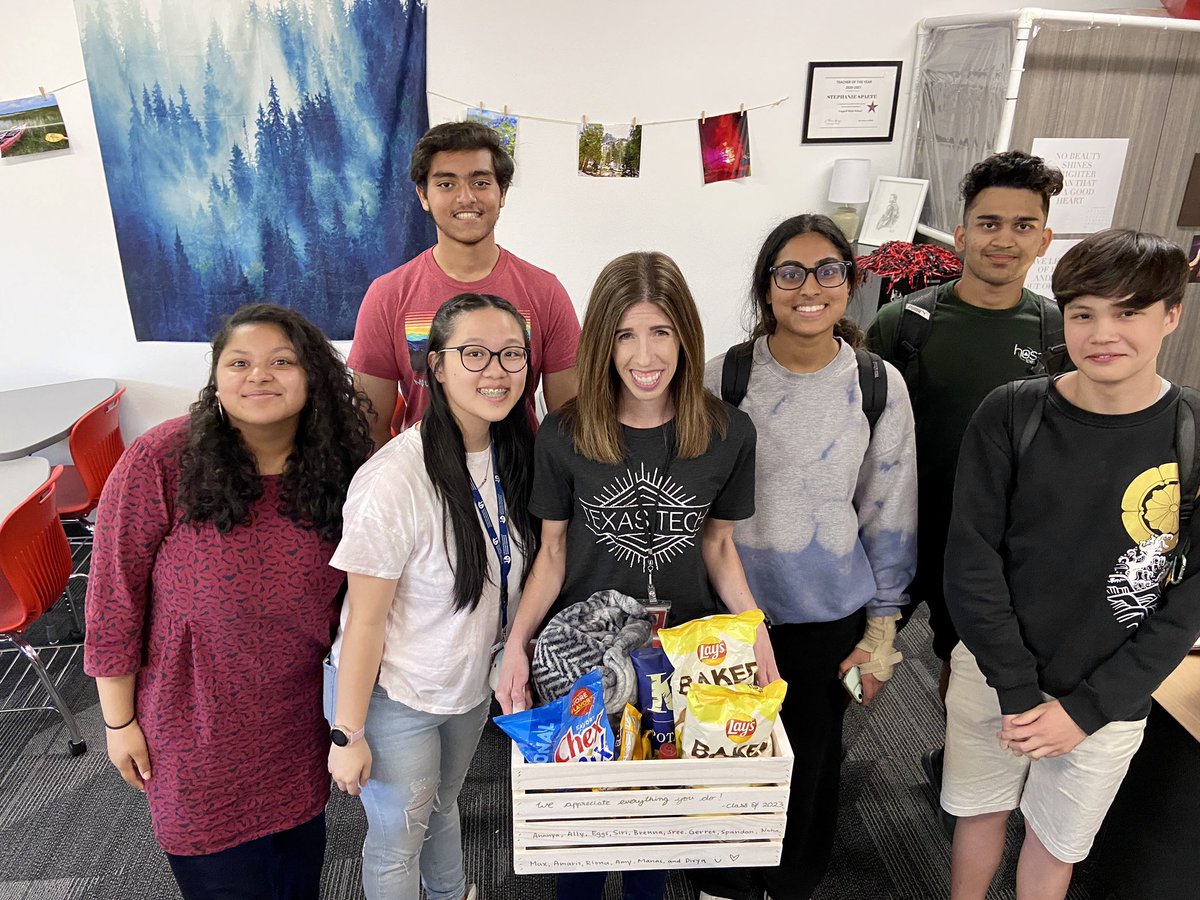 ThoreaulySpaete's tweet photo. Overwhelmed by the generosity and kindness of my IB Juniors!! I am honored to teach these students and am so appreciative of how much time they took to make me feel special at the end of the year! #IBrocks @CoppellHigh ❤️ https://t.co/WasfeottuF
