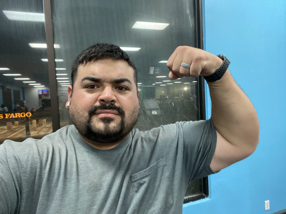 CoachHdz73's tweet photo. 5:00 am gym sessions is where I like to start my day being positive and ready for anything the day has in store. Being positive and encouraging helps me to keep pushing for my goals. @PSJAWellness #psjafit4life https://t.co/b34ghfmvBT